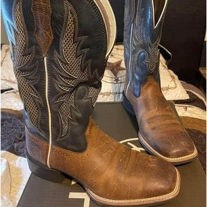 Men’s Ariat boots, like new son only wore maybe a handful of times.